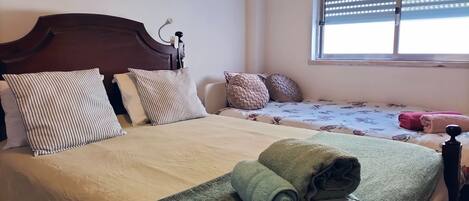 1 dormitorio, tabla de planchar con plancha, wifi gratis y ropa de cama