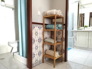 Ensemble douche/baignoire, sĂšche-cheveux, bidet, serviettes fournies