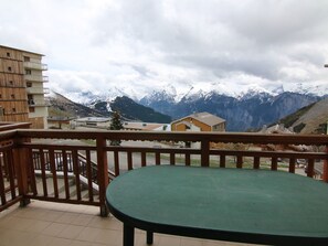 Outdoor dining - Cozy 2-Room Apartment for 4 with Balcony, Near Ski Lifts - Vieil Alpe (Huez)