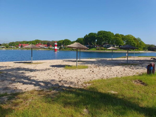 Ranta lähistöllä, aurinkotuoleja