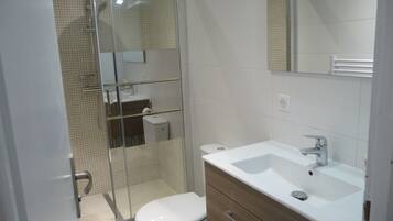 Suihku, hiustenkuivaaja, pyyhkeet, saippua