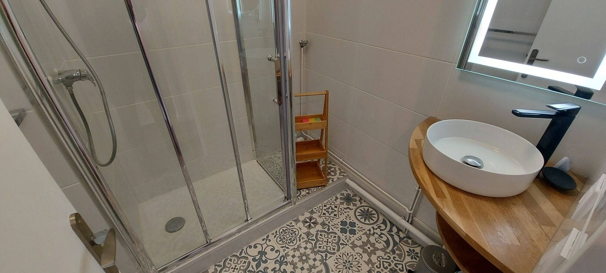 Douche, sèche-cheveux, serviettes fournies, savon