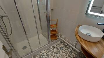 Douche, sĂšche-cheveux, serviettes fournies, savon