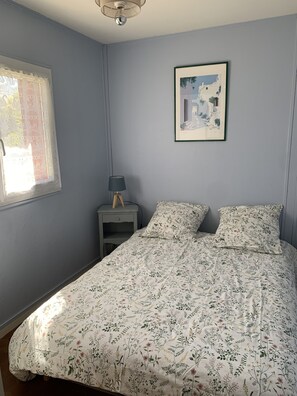 2 bedrooms, iron/ironing board, bed sheets