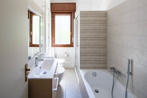 Duschwanne, Haartrockner, Bidet, Handtücher