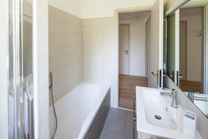 Duschwanne, Haartrockner, Bidet, Handtücher