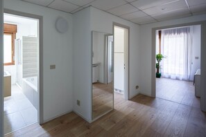 Combined shower/tub, hair dryer, bidet, towels