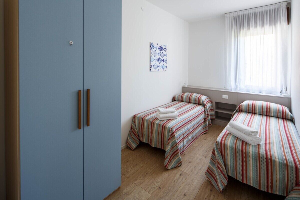 Iron/ironing board, travel crib, WiFi, bed sheets