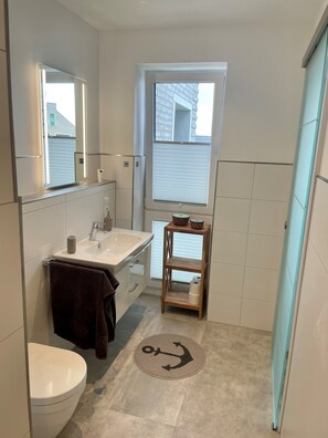 Shower, hair dryer - Hello and welcome to Apartment Deichkind! (Dangast)