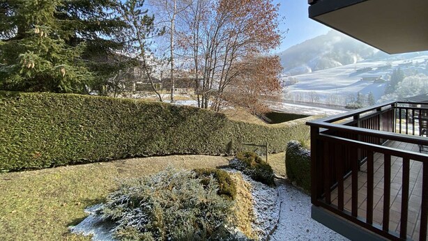 A view from a balcony overlooking a snow-covered landscape with trees and a clear sky. - Cozy apt for 6, Praz-sur-Arly, free shuttle, parking, pets allowed (Praz-sur-Arly)