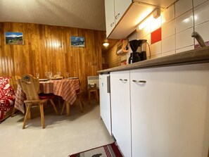 Réfrigérateur, micro-ondes, plaque de cuisson, cafetière/bouilloire