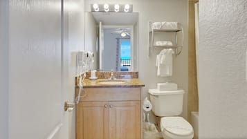 Een haardroger, handdoeken