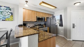 Geladeira, micro-ondas, fogão, cooktop