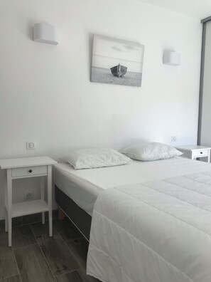 4 habitaciones, tabla de planchar con plancha, wifi y ropa de cama 