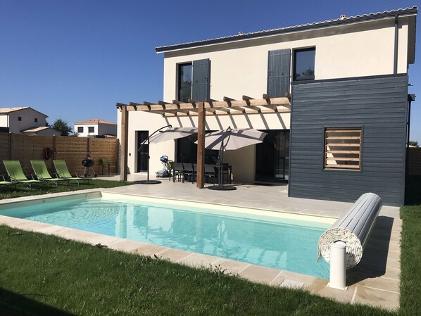 Alberca al aire libre y alberca climatizada