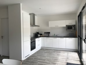 Refrigerador, microondas, horno y parrilla de estufa