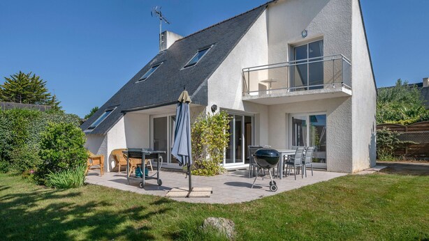 A two-story house with a balcony, a patio with outdoor furniture, and a barbecue grill. - 300m beach, lovely house, 6 adults 1 child (Sarzeau)