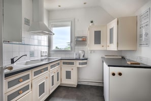 Réfrigérateur, micro-ondes, lave-vaisselle, cafetiÚre/bouilloire