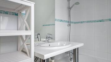 Baignoire, sĂšche-cheveux