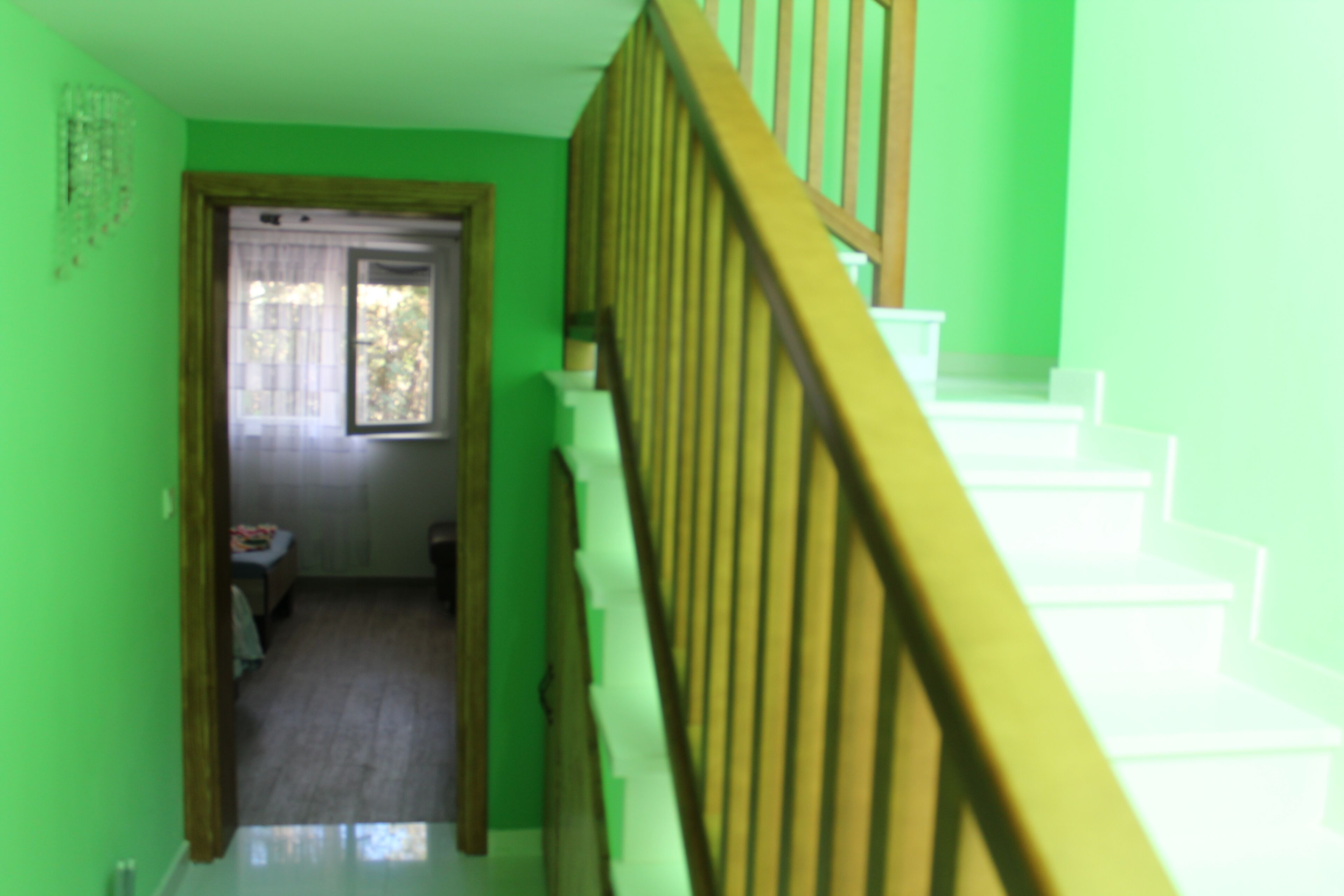 Una escalera con barandilla de madera que lleva a una plataforma.