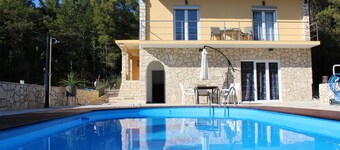 Villa Vera mit Pool in ruhigem Waldstück