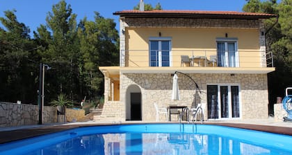 mit Pool in Ruhigem Waldstück