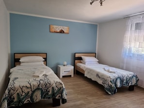 4 bedrooms, in-room safe, desk, iron/ironing board
