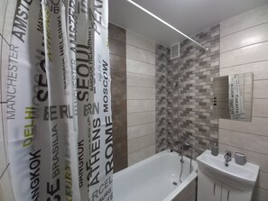 Duschwanne, Haartrockner, Handtücher, Seife