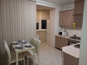 Kühlschrank, Mikrowelle, Ofen, Wasserkocher