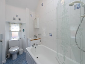 A bathroom with a toilet, sink, and bathtub. - Dunlin - 1 Bedroom Seaside Apartment (North Berwick)