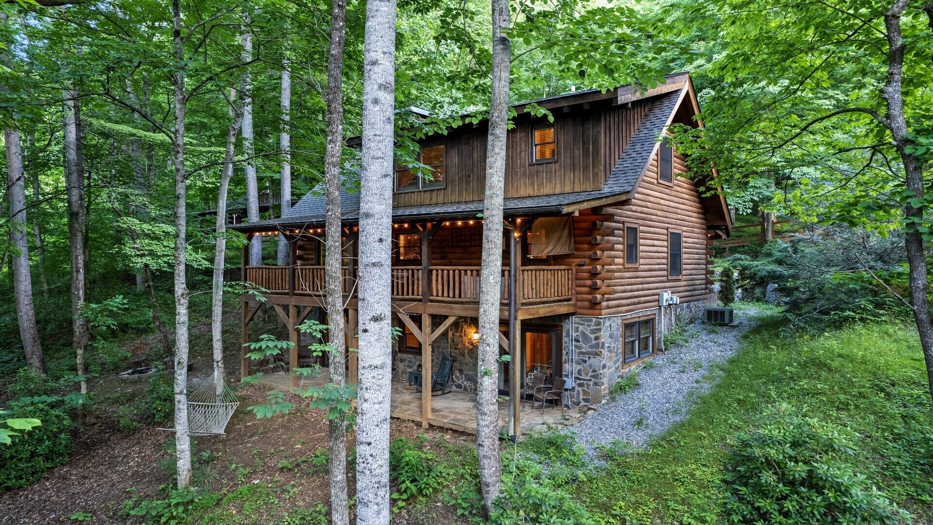 3 Level Cabin/Hot tub/2 Fire pits/2 Grills/Slps 15/3 King Bdrms/Bumper pool/WiFi