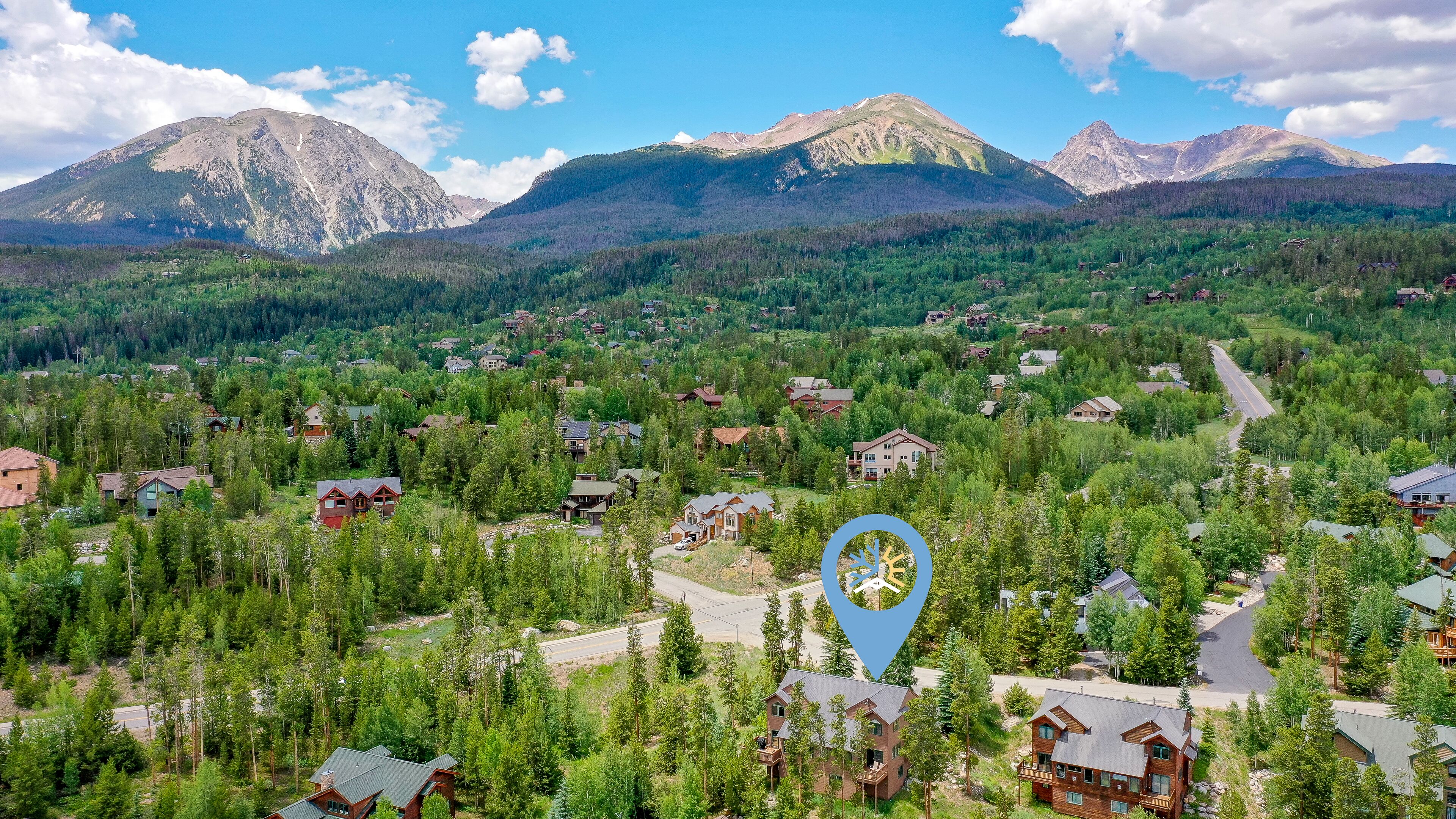 Snowy Paws at Eagles Nest Townhome: Cozy Mountain Getaway