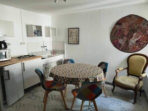 Kylskåp, mikrovågsugn, spishäll och kaffe- och tebryggare