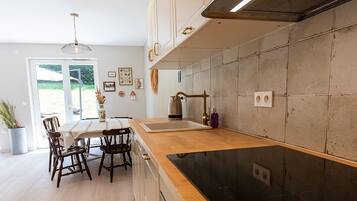 Een koelkast, een microgolfoven, een oven, een kookplaat