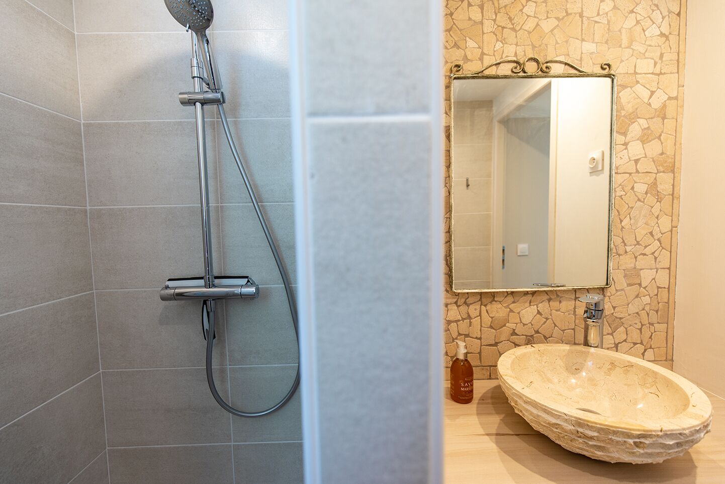 Douche, sèche-cheveux, savon, shampoing