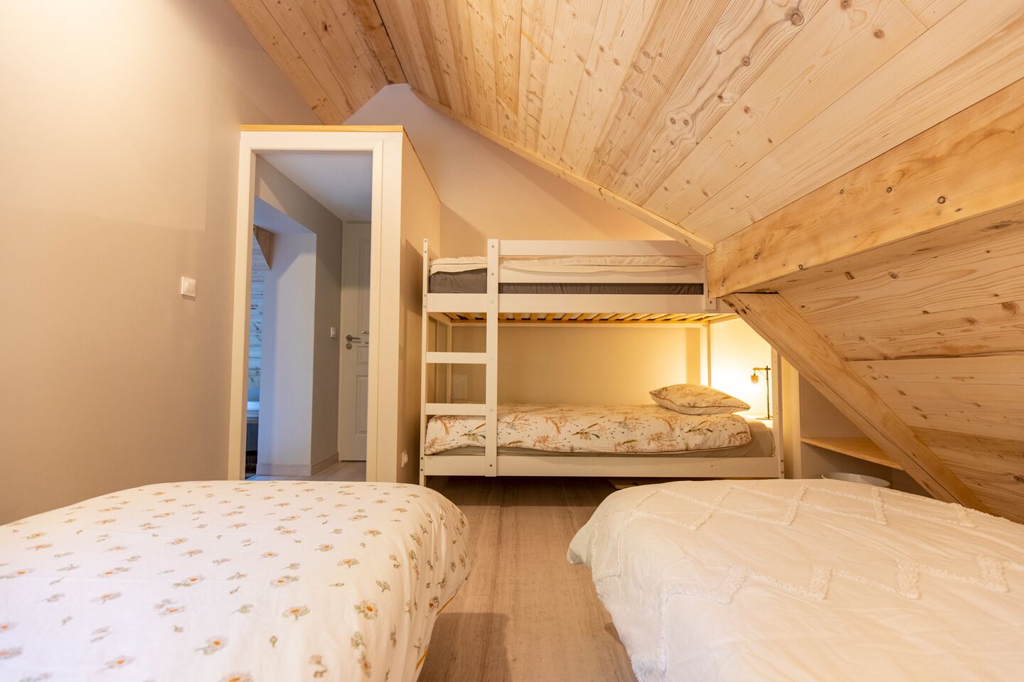 4 chambres, fer et planche à repasser, lit parapluie, Wi-Fi gratuit