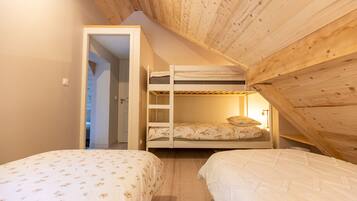 4 chambres, fer et planche à repasser, lit parapluie, Wi-Fi gratuit