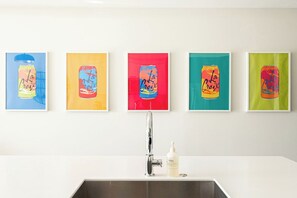 Ein Badezimmer mit Waschbecken, Wasserhahn und einer Handseifenflasche.