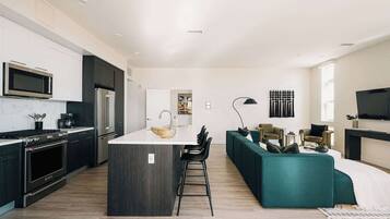 Réfrigérateur, micro-ondes, four, plaque de cuisson