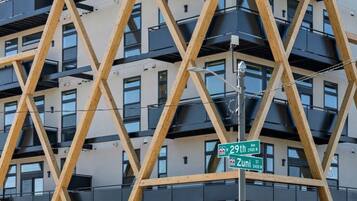 Un edificio de varios pisos con una estructura de madera característica y balcones.