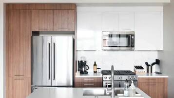 Refrigerador, microondas, horno y parrilla de estufa