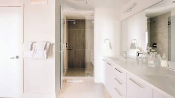 Douche, sèche-cheveux, serviettes fournies