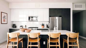 Refrigerador, microondas, horno y parrilla de estufa