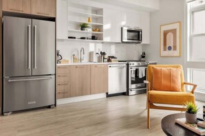 冷蔵庫、電子レンジ、オーブン、コンロ