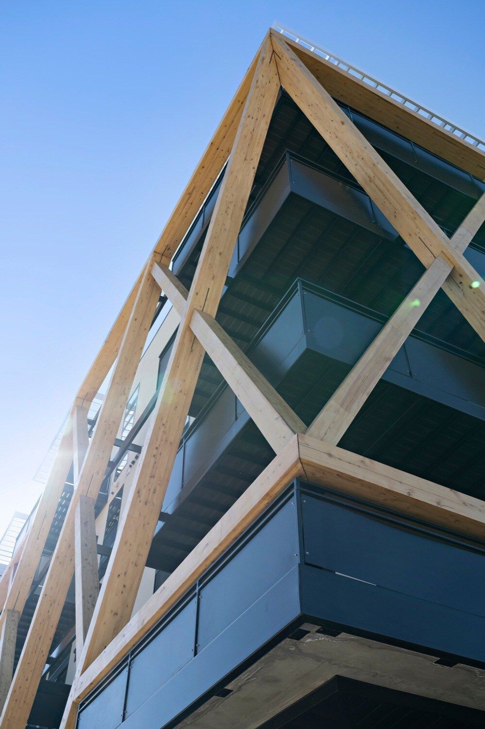 En moderne bygning med en geometrisk facade og store vinduer.