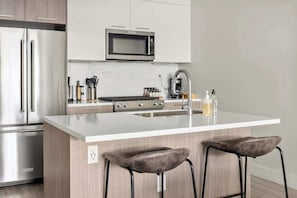 Refrigerador, microondas, horno y parrilla de estufa 