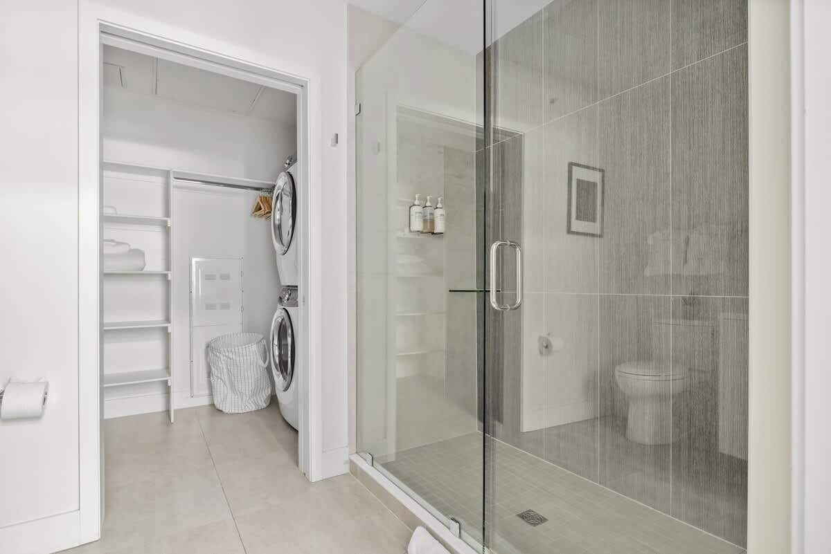 Douche, séchoir à cheveux, serviettes fournies