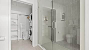 Douche, séchoir à cheveux, serviettes fournies