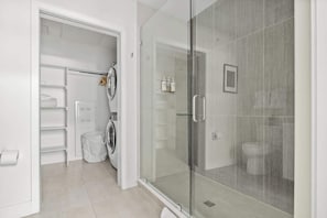 Dusche, Haartrockner, Handtücher