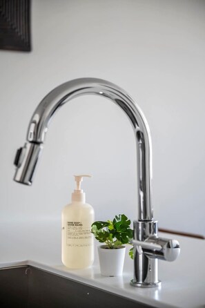 Douche, sèche-cheveux, serviettes fournies